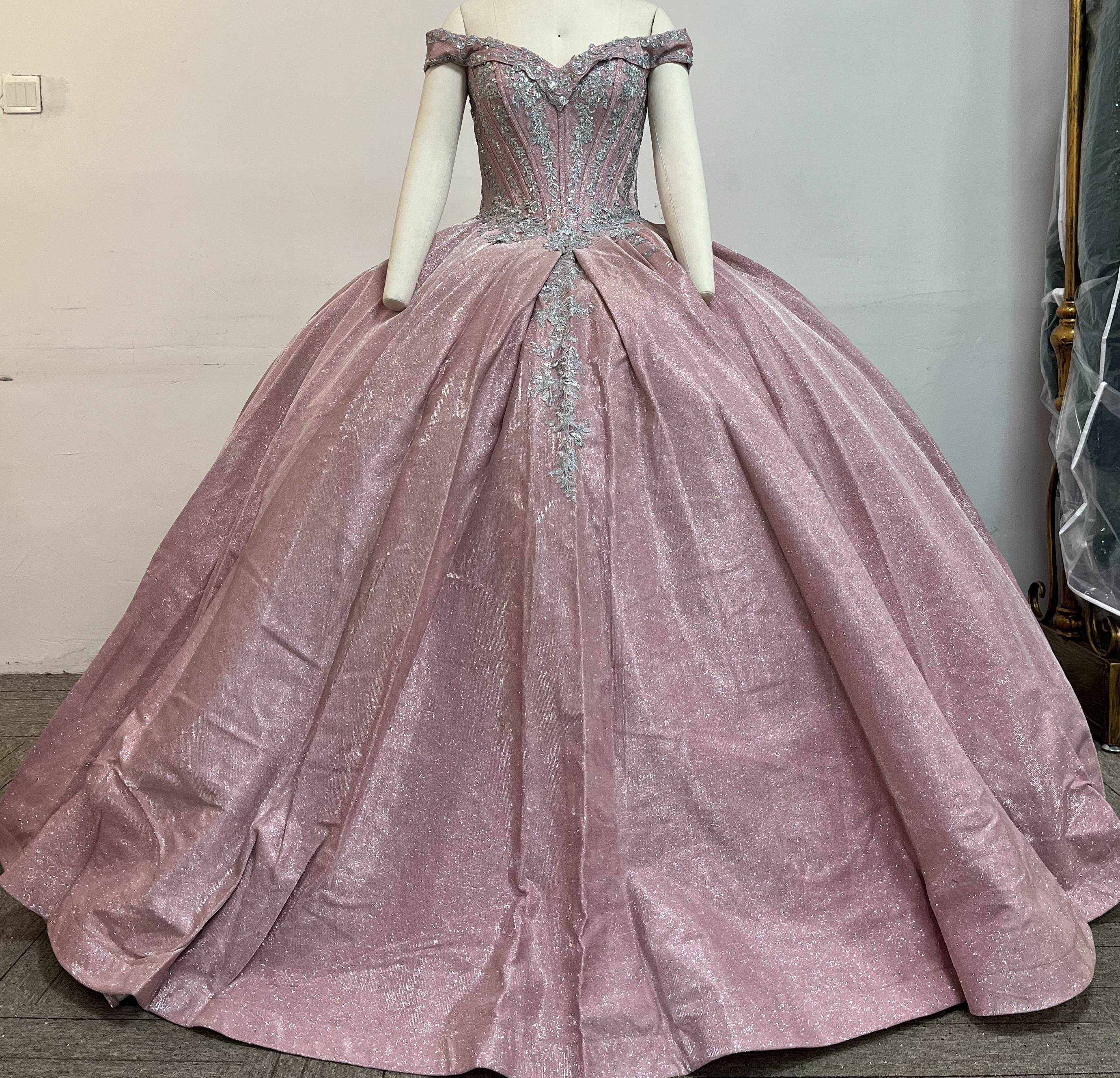 Strapless dress with many sequins, dazzling, slim waist, highlighting the graceful figure.