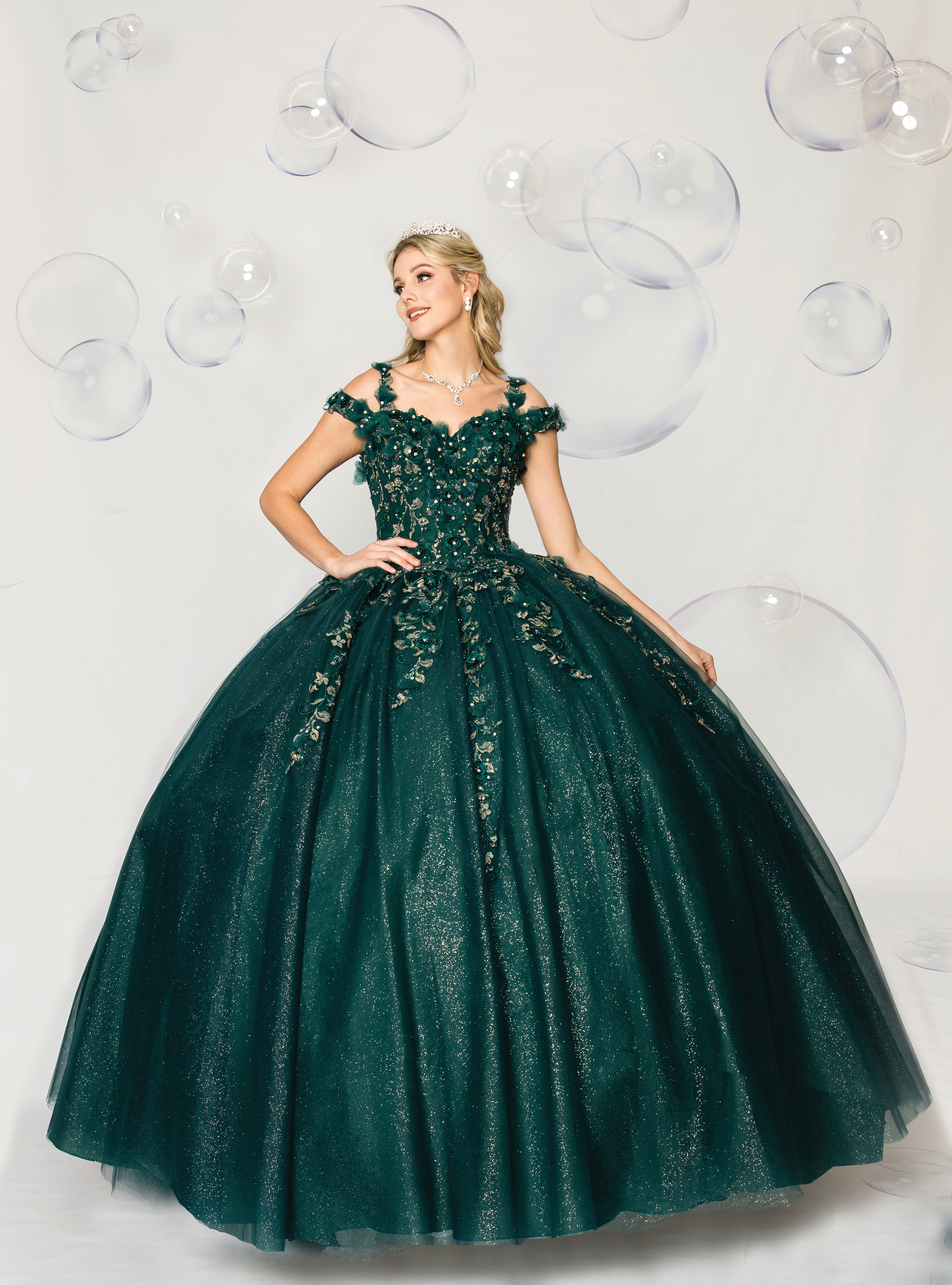 (LIVE 14) Gowns on, mermaid style, fashionable presence.