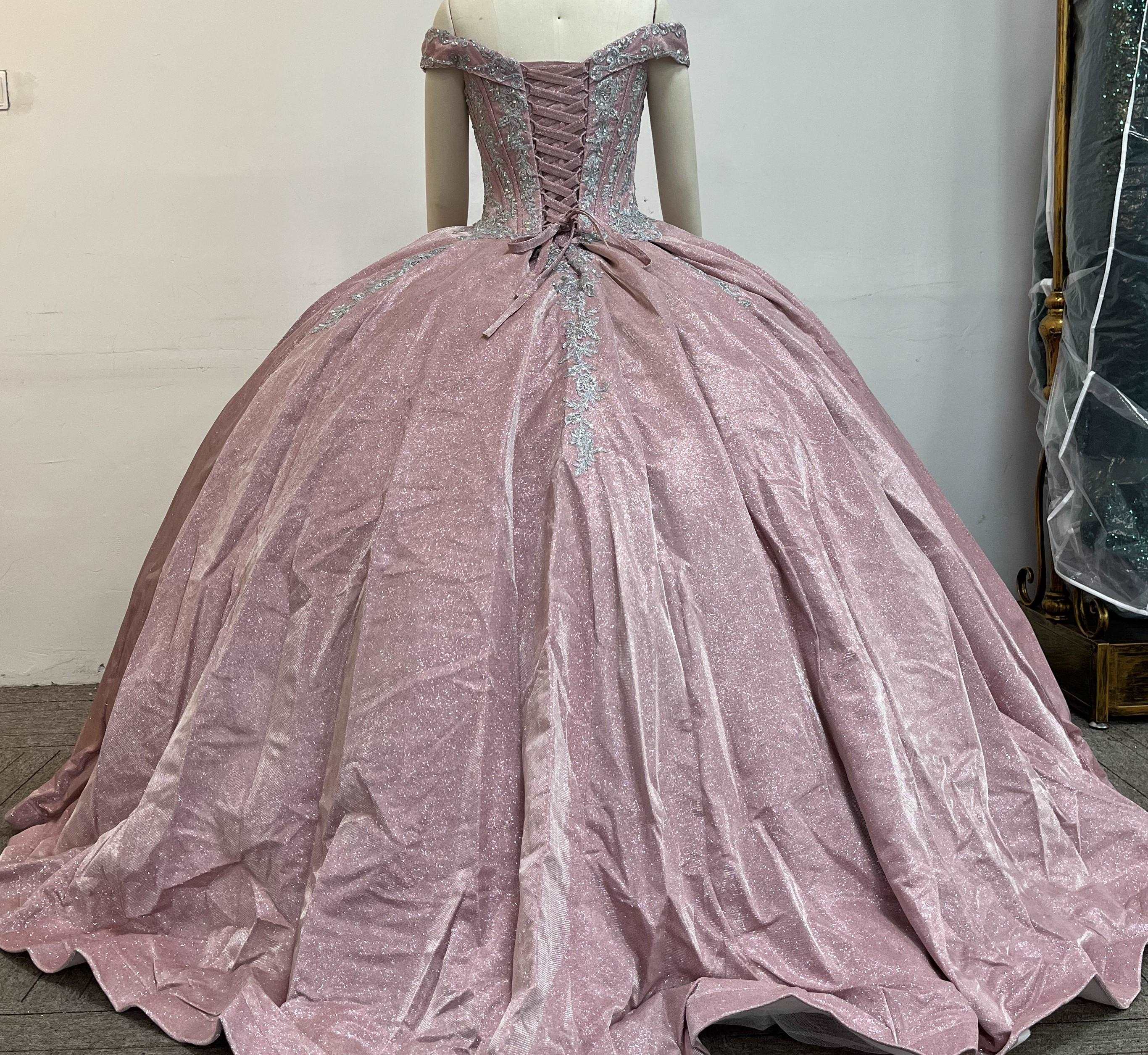 Strapless dress with many sequins, dazzling, slim waist, highlighting the graceful figure.