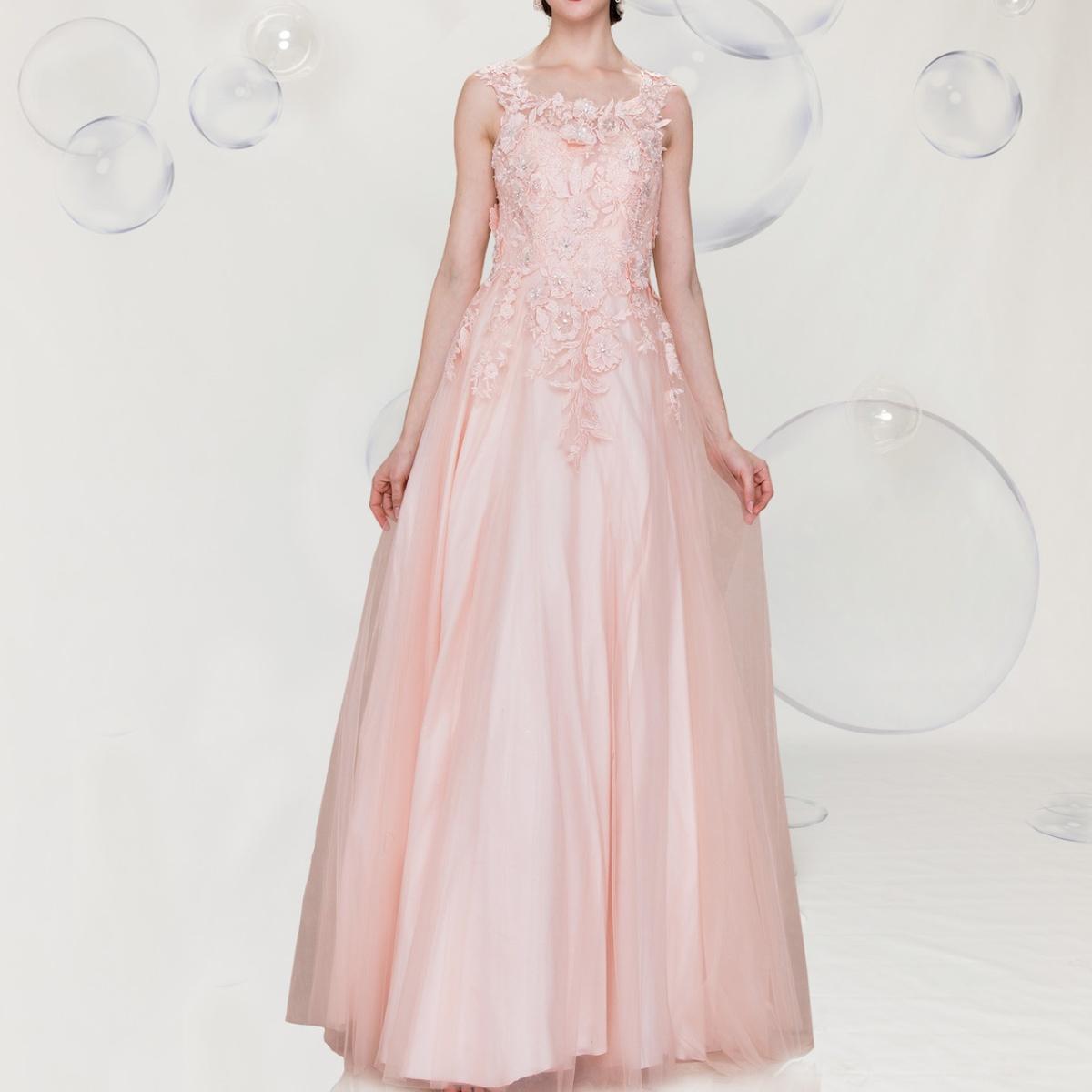 Gowns shine, lace details, light up occasions.