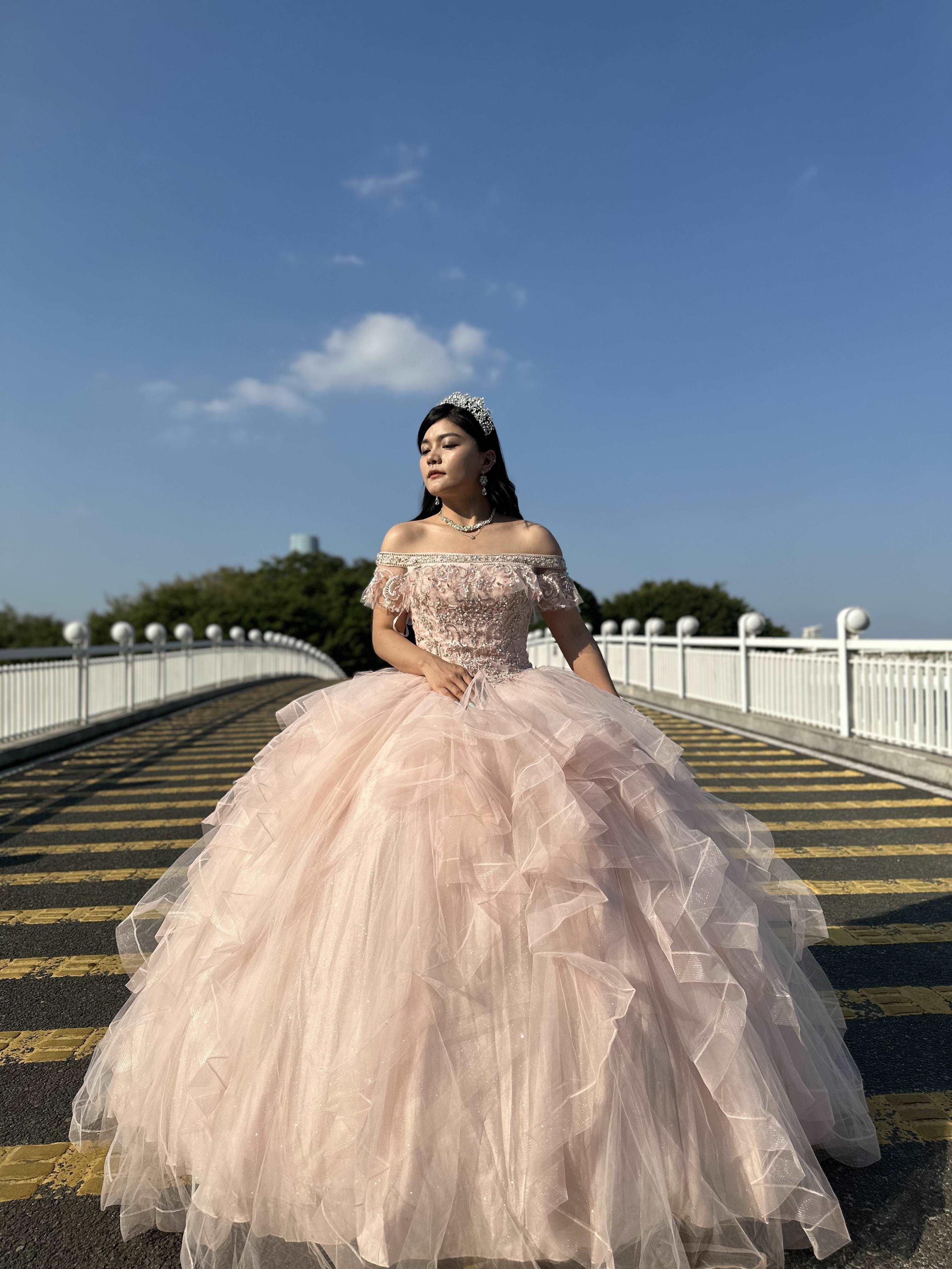Gowns shine, lace details, light up occasions.