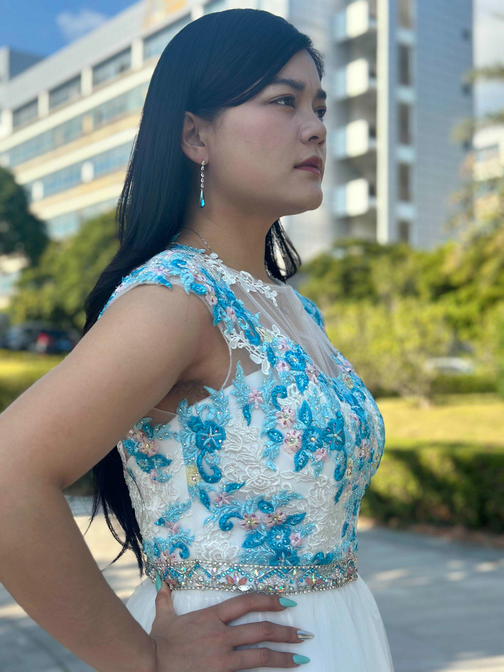 A beautiful gown, off-shoulder, reveals noble air.