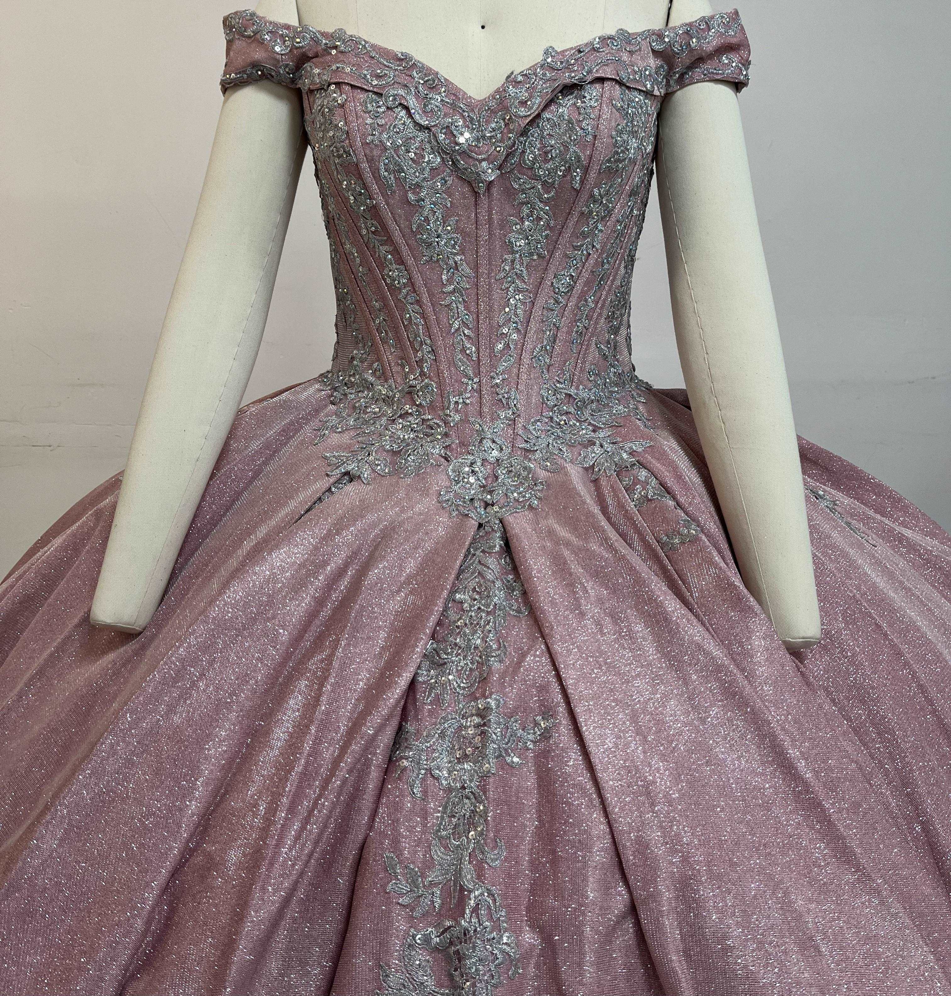 Strapless dress with many sequins, dazzling, slim waist, highlighting the graceful figure.