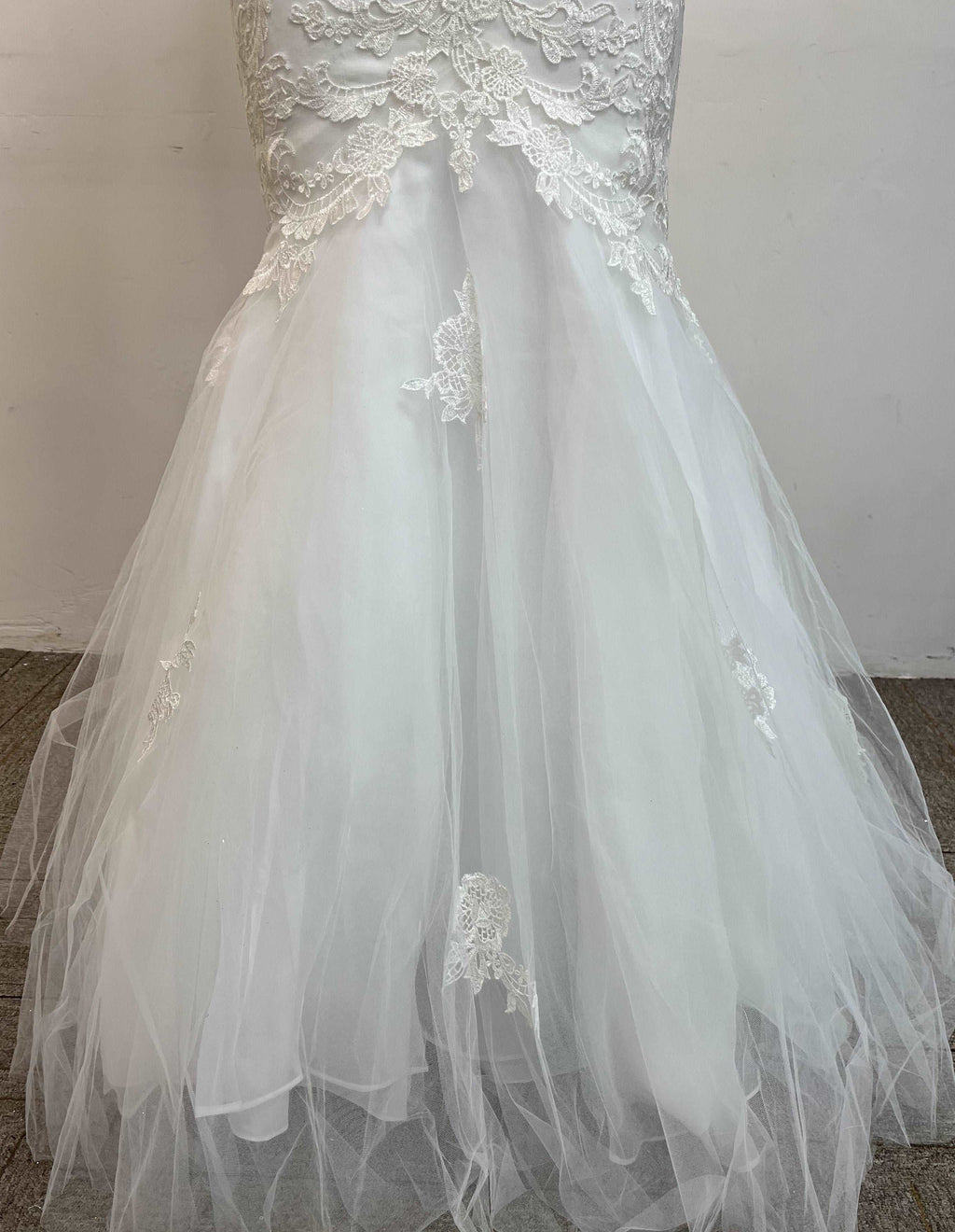 Fashionable minimalist handmade embroidered lace wedding dress.