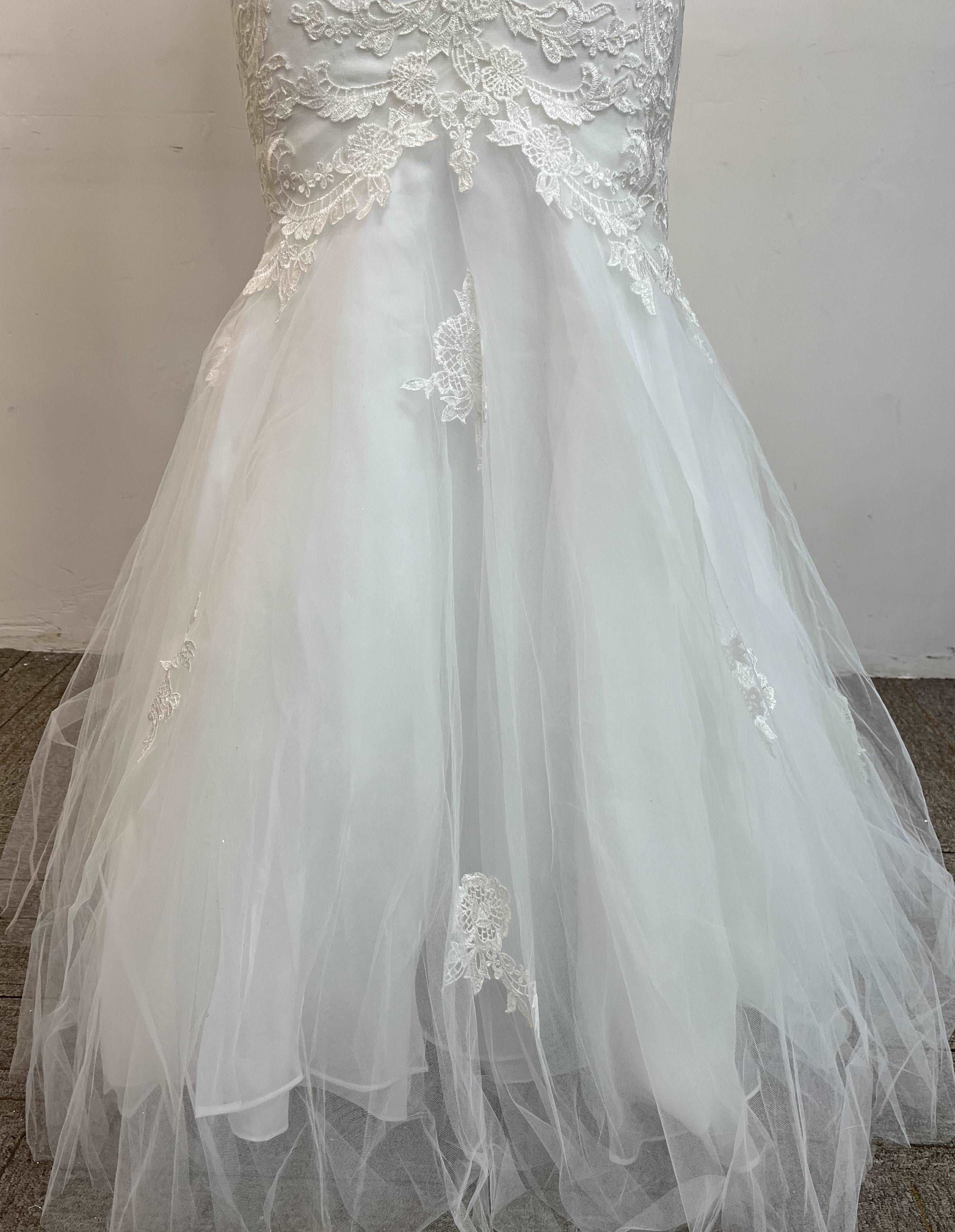 Fashionable minimalist handmade embroidered lace wedding dress.